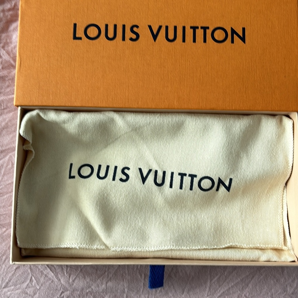 Louis Vuitton - Picture 2 of 5